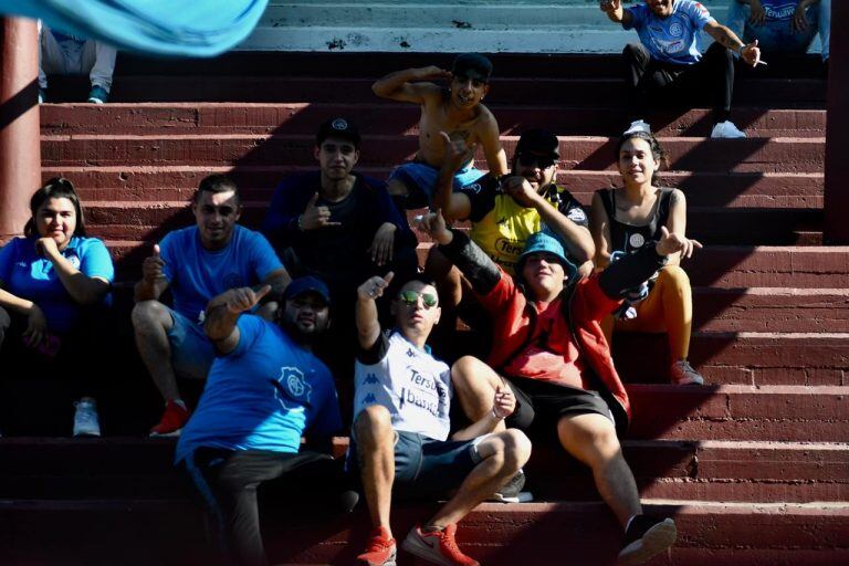 La hinchada de Belgrano en el partido contra Lanús, en Buenos Aires.