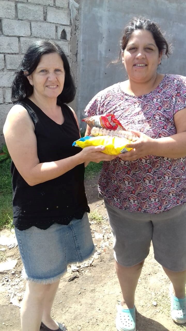 Liliana entregó las galletitas en comedores de Tandil.