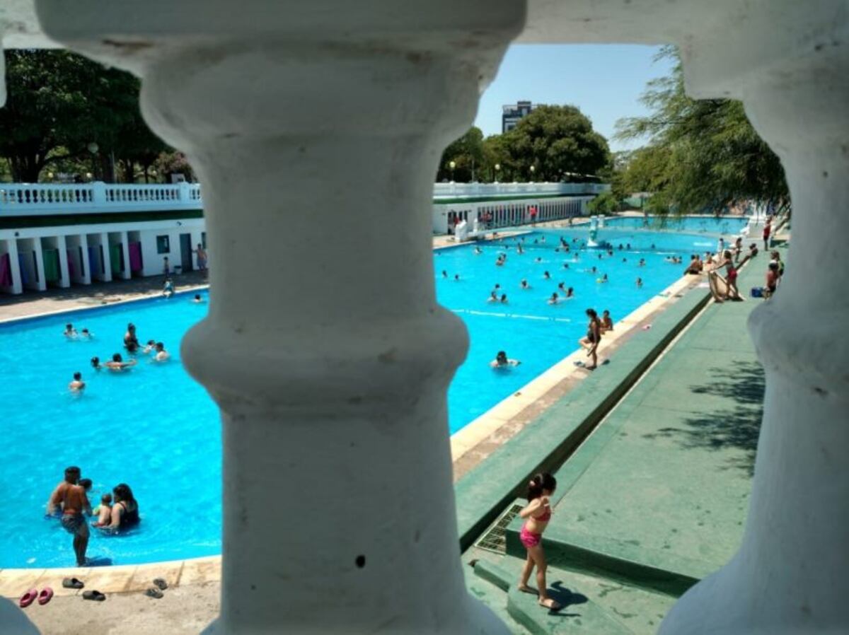 Violencia en la pileta del Parque Sarmiento: policías heridos y siete detenidos