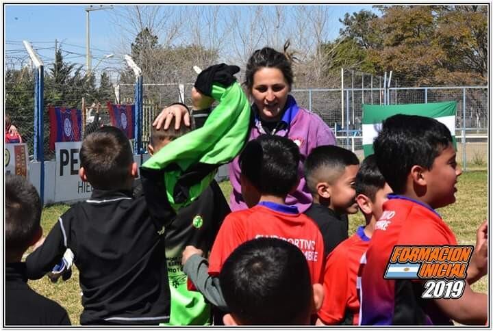 Carolina Navarro una mujer del fútbol de Arroyito