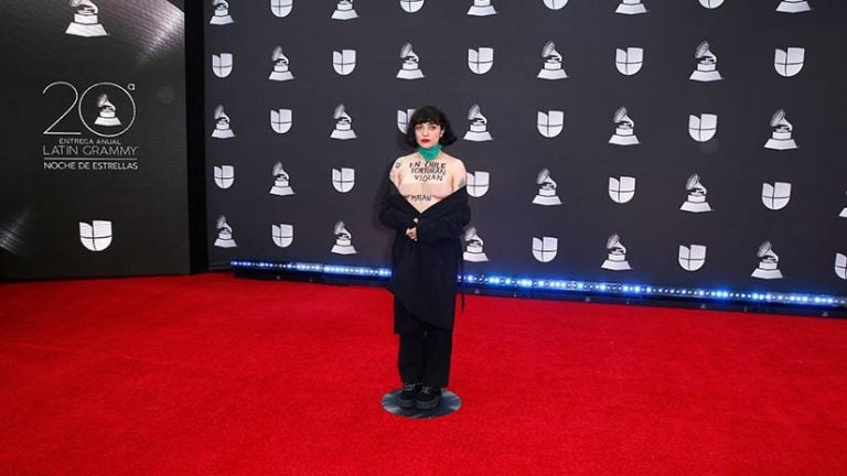 Mon Laferte descubre su pecho y muestra un mensaje en gala de los Grammy Latinos. Las Vegas (EE.UU.), 15 de noviembre de 2019
(Foto: Danny Moloshok / Reuters)