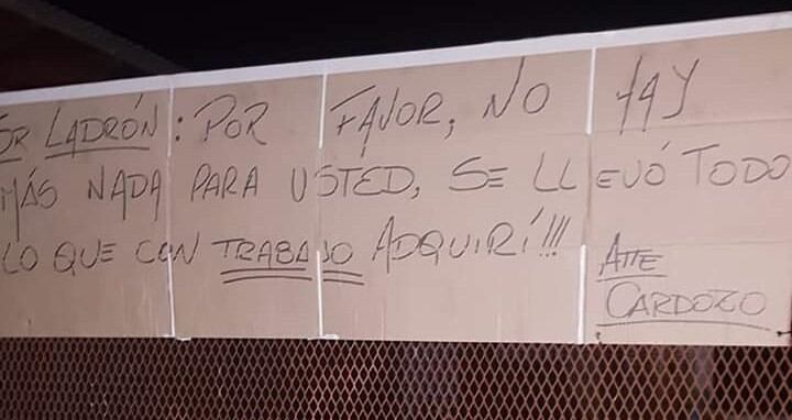 Una familia colgó un cartel harta de los robos en su casa. (Info Más)