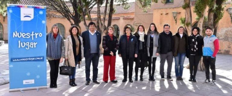 Las autoridades del Ministerio de Educación y del municipio humahuaqueño, junto a las ejecutivas de la empresa Telecom, a cargo del programa "Nuestro Lugar".