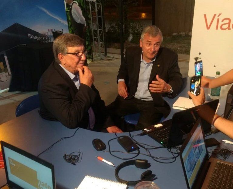 El gobernador Gerardo Morales en la redacción de Vía Jujuy, en la Expojuy 2018.