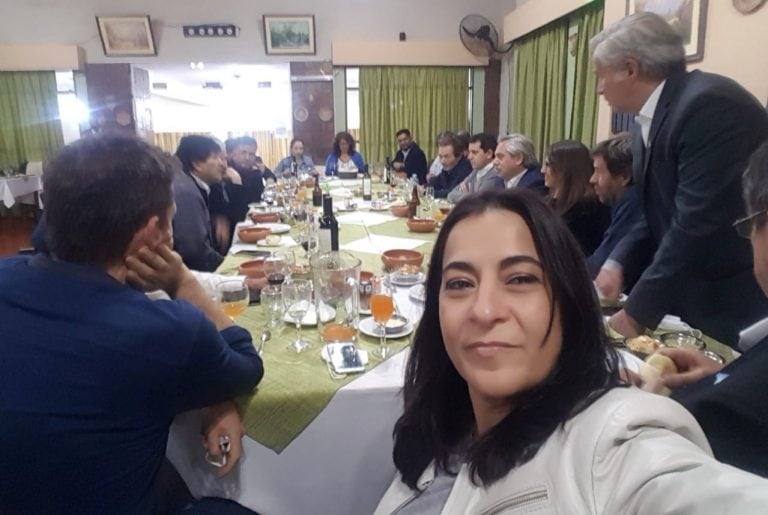 La diputada Carolina Moisés, autora de la nota, en la cena servida en La Quiaca para el presidente Alberto Fernández y el expresidente boliviano Evo Morales.