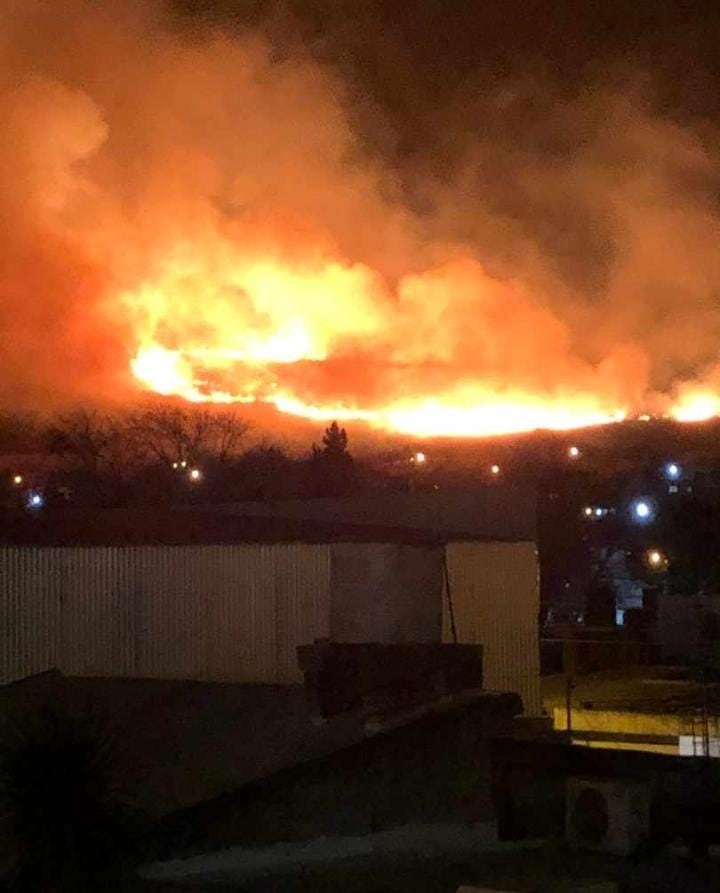 Incendio en La Calera, cercano a viviendas del sector.