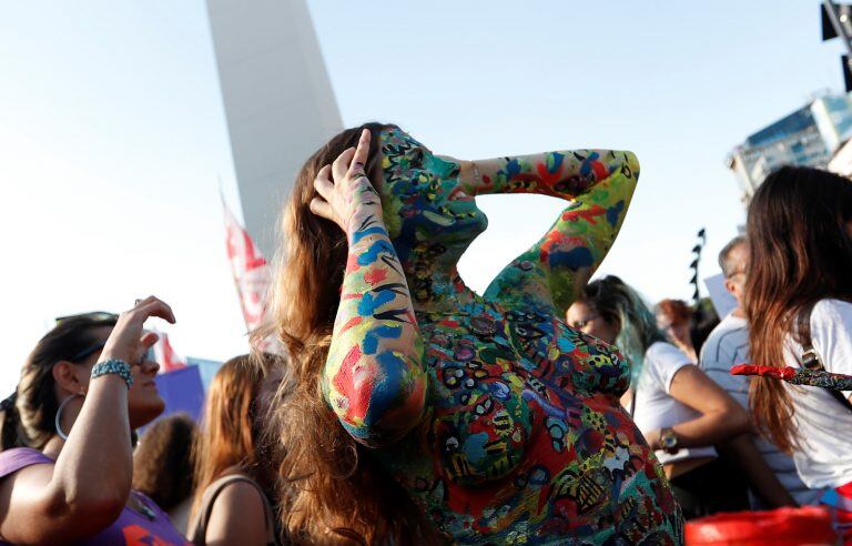 BAS29. BUENOS AIRES (ARGENTINA), 07/02/2017.- Mujeres participan de un "tetazo", una protesta contra la prohibición de hacer "topless", hoy, martes 7 de febrero de 2017, en el Obelisco de Buenos Aires (Argentina). La manifestación fue generada por un ampl