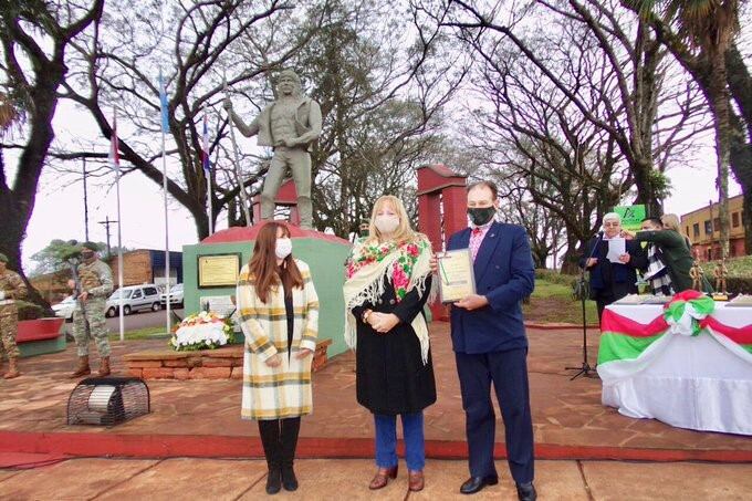 La intendenta María Eugenia Safrán presidió el acto por el 203° aniversario de la Batalla de Apóstoles.