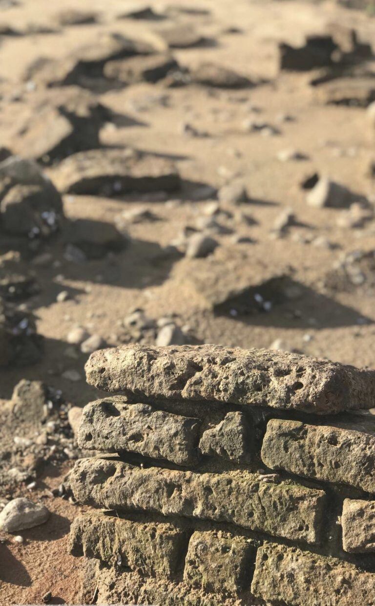 Cada vez que baja el lago es posible ver los cimientos de las viejas construcciones.