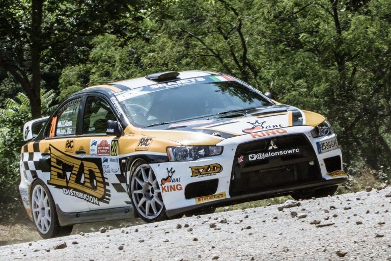 Alonso, al volante de su Mitsubishi Lancer Evo X, durante el Rally di Roma Capitale, 5a fecha del Europeo 2018.