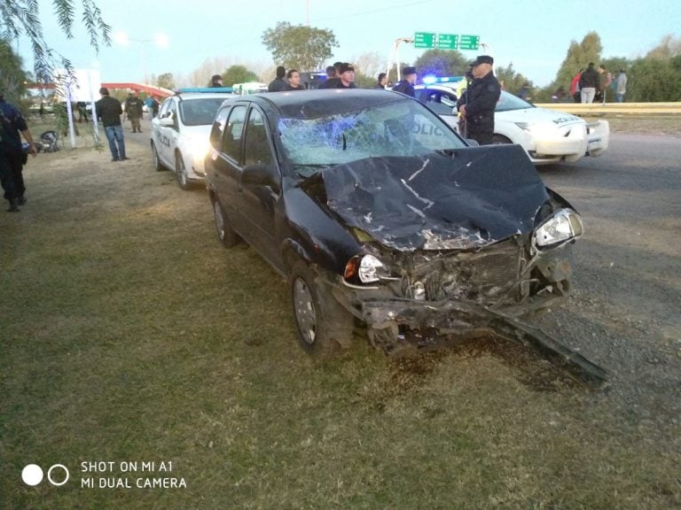 Según testigos la moto se le cruzó al auto.