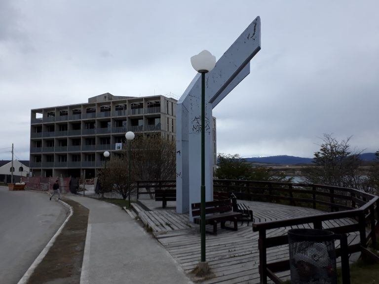 Edificio tapa la vista al Canal Beagle