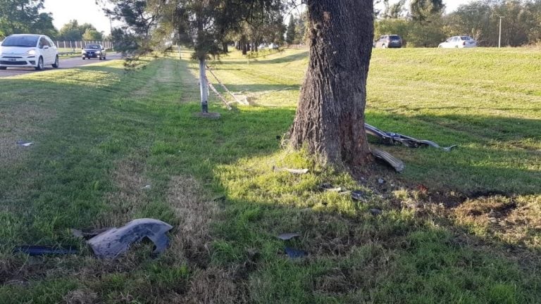 Chocaron contra un árbol en La Calera.