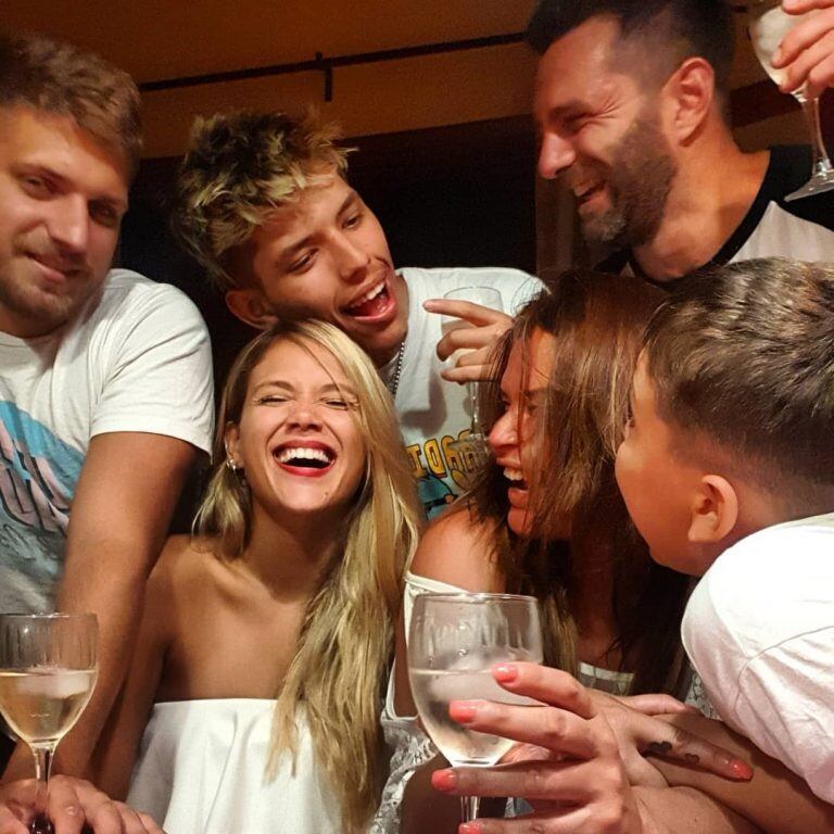 Lucas Rodríguez, Barbie Velez, Chyno Agostini, Nazarena Velez, Santiago Caamaño y Thiago Rodríguez celebran el Año Nuevo (Foto: Instagram/ @nazarenavelez)