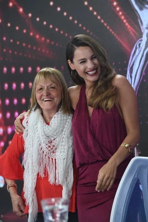 Pampita Ardohain posa con Concepción, la abuela de Nico Occhiato