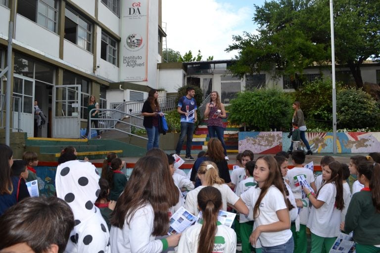 Científicos del proyecto "Relámpago"visitaban el Instituto Dante Alighieri de Carlos Paz.