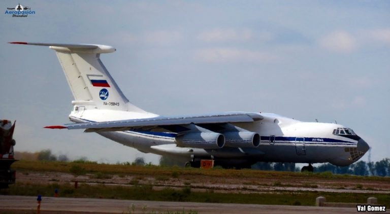 El Ilyushin IL-76MD-90A pisa suelo mendocino.