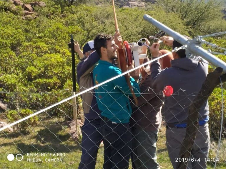 Crearon un sistema eólico solar para una escuela rural del interior de San Luis.