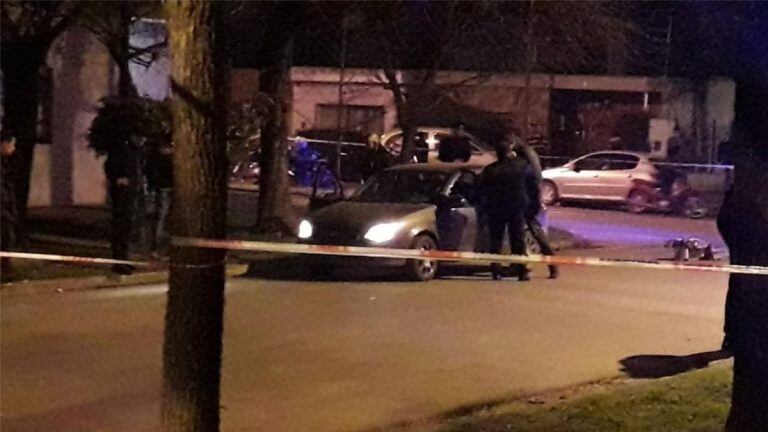 El Chevrolet Corsa quedó con las luces encendidas sobre Nerbutti y Sargento Cabral. (@eugeiermoli)