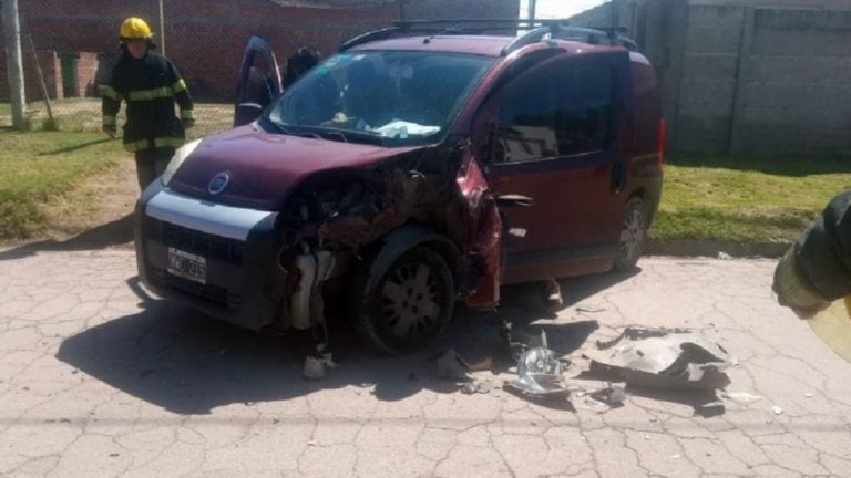 Chocan un camión y una camioneta