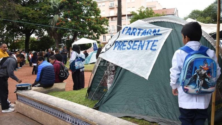 Acampe docente en la Plaza 9 de Julio (La Gaceta)