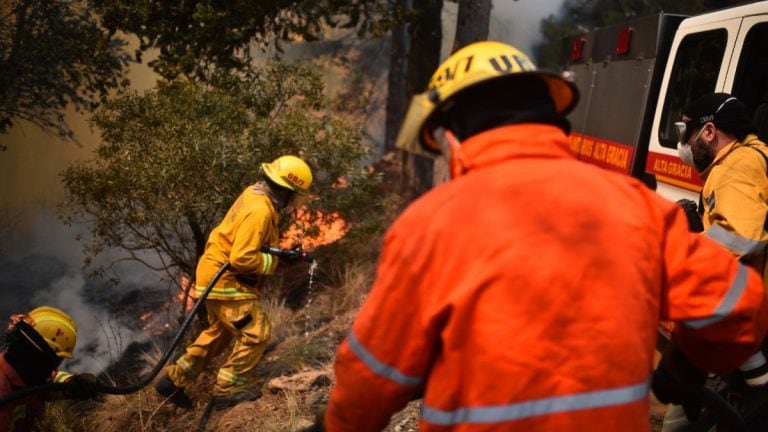 Bomberos combaten el fuego en la zona de Bosque Alegre para evitar que llegue a viviendas. (Pedro Castillo)