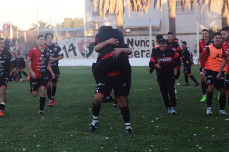 Darío Gigena busca y abraza a "Fito" Cuello el DT que lo convenció de venir a Sporting