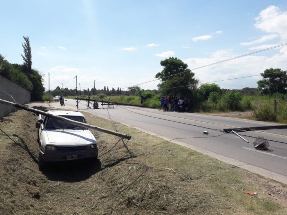 Milagro: le cayó un poste de luz con un transformador sobre su auto y sólo resultó con heridas leves