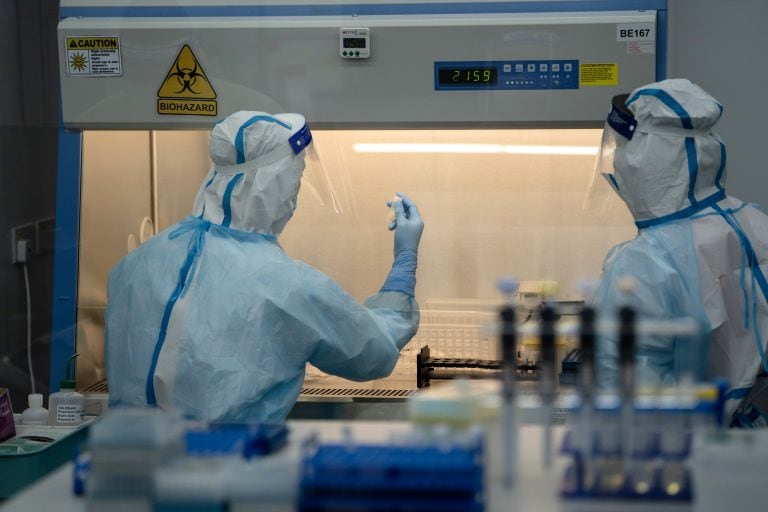 Confirmaron el primer caso de reinfección por coronavirus. (BLOOMBERG)