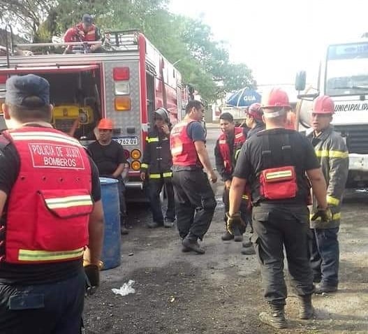 Numerosas dotaciones de bomberos se alternaron por más de doce horas para dar pelea al fuego en las instalaciones del ingenio.