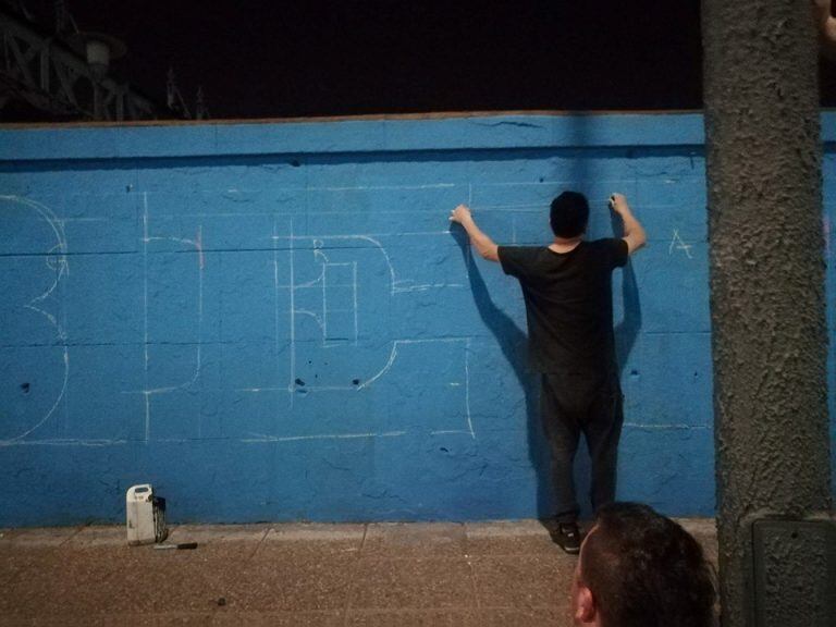 Los hinchas de Belgrano construyeron el mural más grande del país en el predio de la Estación Mitre.