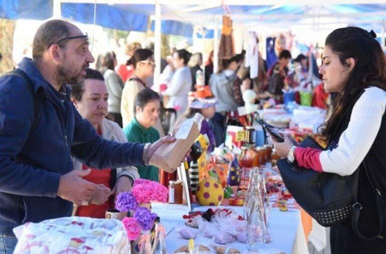 Feria Artesanal Navideña en Plaza Pringles