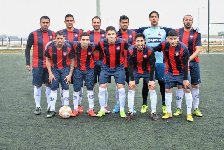 Equipo de Los Cuervos del Fin del Mundo.