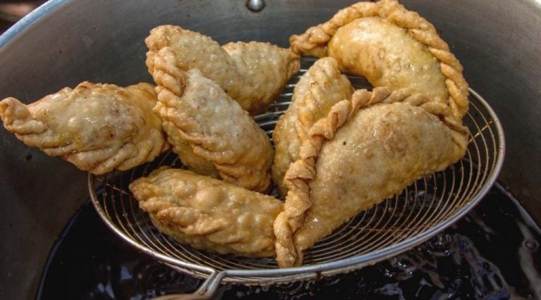 Puede optarse por cocinar las empanadas salteñas al horno o fritas.