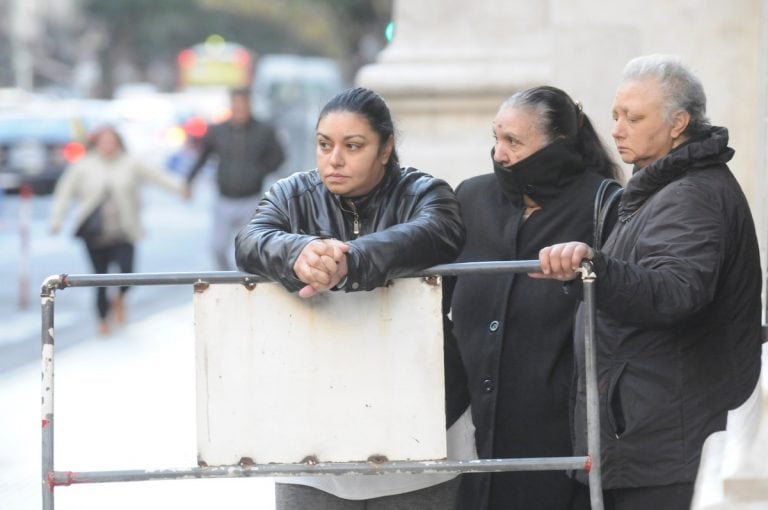 Los familiares de Juan Jesús "Gitano" Fernández y el resto de los detenidos por el doble crimen en Congreso (Foto: Luciano Thieberger/Clarín)