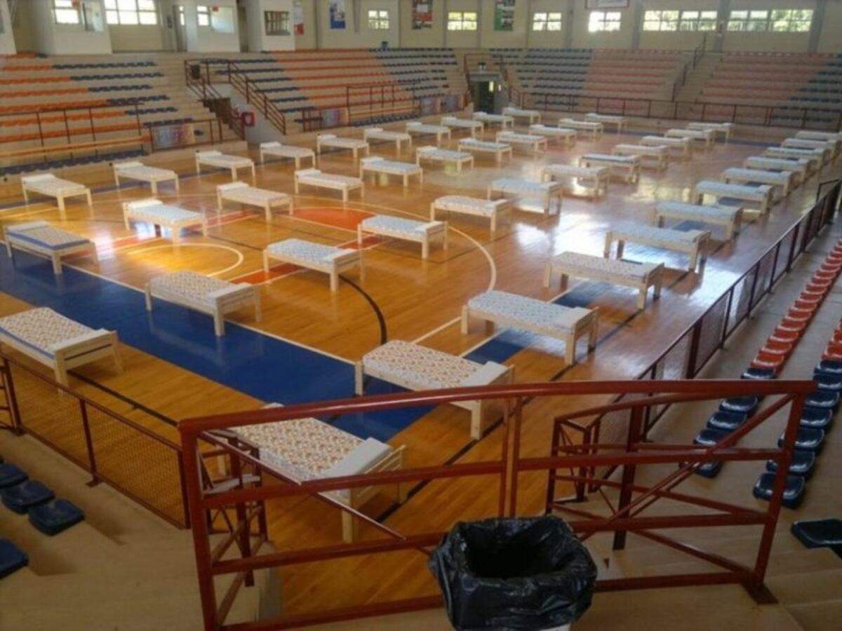 Colocaron camas en polideportivos de Eldorado para casos de emergencia