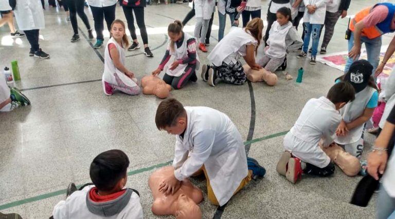 En los talleres de RCP participaron alumnos primarios (Lic. Enfermería)