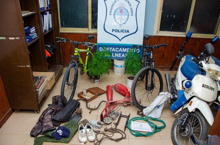 Algunos de los elementos encontrados durante el allanamiento.
FOTO: Destacamento Balneario de Azul