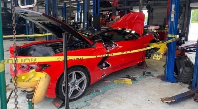 Llevó su lujoso Corvette al taller y se lo devolvieron destrozado (Foto: Instagram)