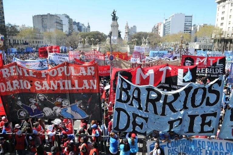 Organizaciones sociales frente al Congreso de la Nación salieron a apoyar el proyecto de ley. Foto: Juano Tesone.