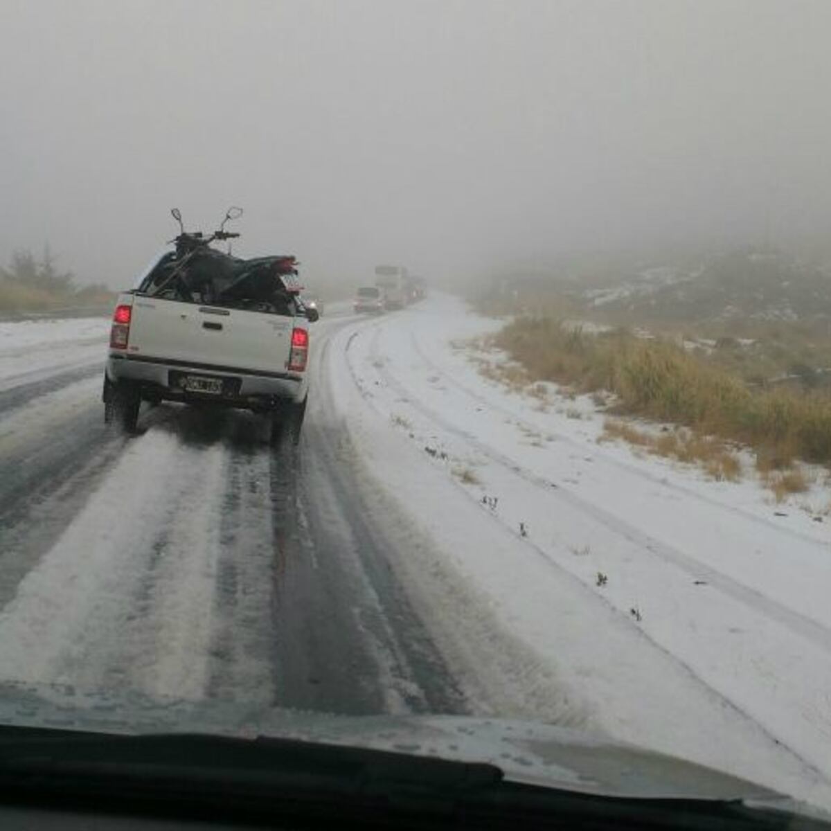 Así está el Camino de las Altas Cumbres: cortado y tapado de granizo
