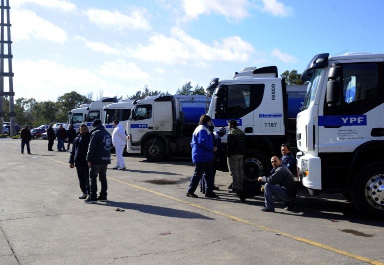 Camioneros paran el transporte de combustible.