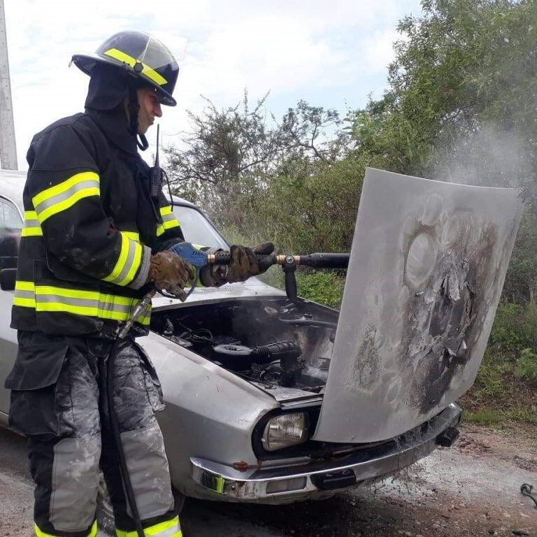 Auto incendiado en Cuesta Blanca