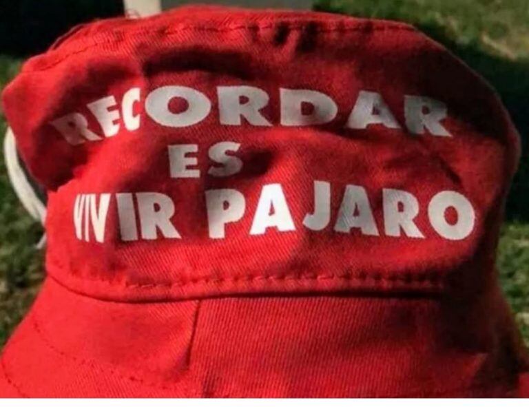 En la fiesta repartieron gorras alusivas a la figura de Cantero. (Clarín)