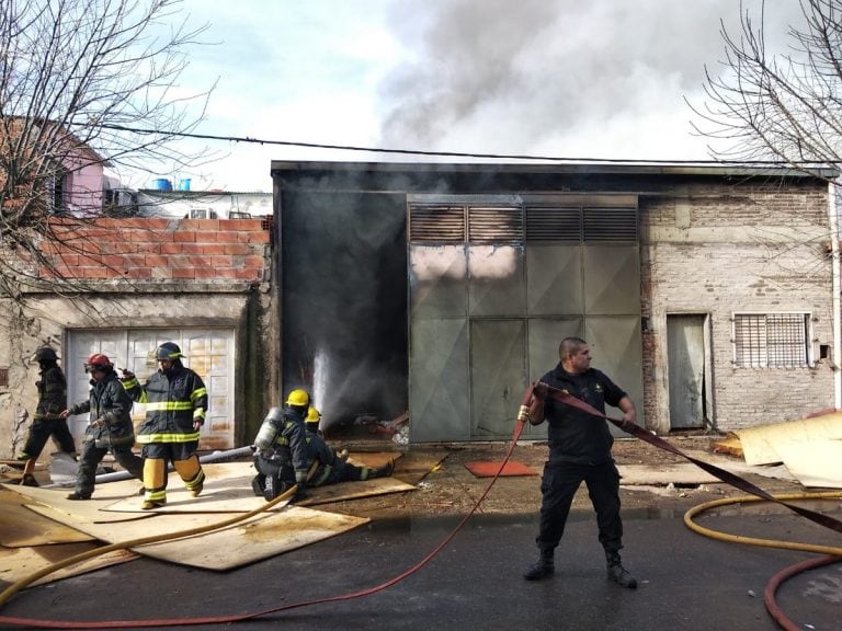 El incendio se produjo en Camilo Aldao al 3900.