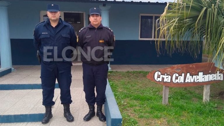 Dos policías le salvaron la vida a un nene de dos años que estaba desvanecido