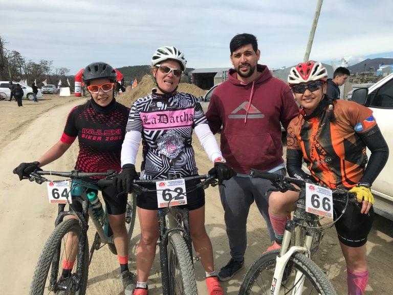 Toranza Bike organizador junto a las competidoras Tolhuin, Tierra del Fuego