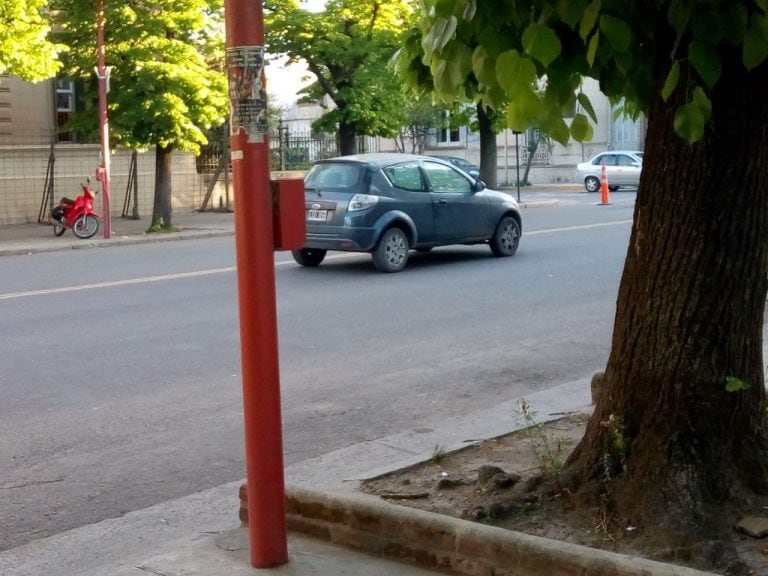 El auto que embistió a la menor frente a la Escuela Normal.