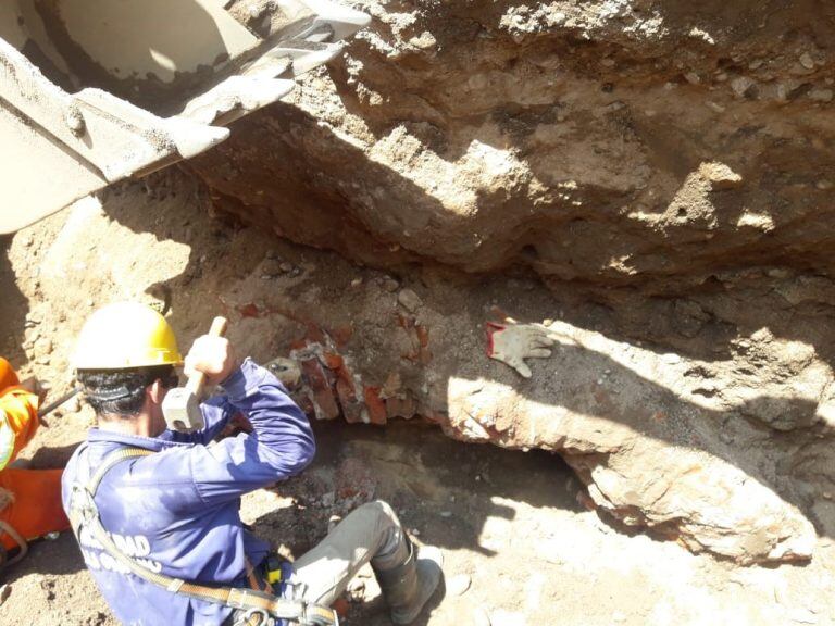 El túnel encontrado en una obra de cloacas en Córdoba pertenece al siglo XIX. (Fotos Sergio Tissera)