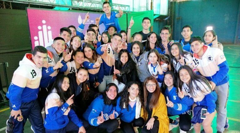 Felices por ser finalistas de la Posta IPLyC en Eldorado, los alumnos de la Escuela de Comercio Nº 19. (MisionesOnline)